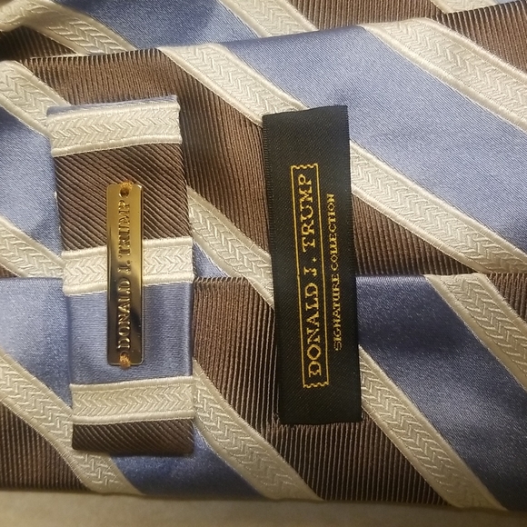 Donald J Trump Signature Collection Family Crest Executive Tie 3 1/4 Hand Tie - Picture 3 of 5